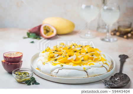 Meringue cake Pavlova 59443404