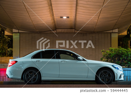 夜晚的景觀，如白車和筒燈 59444445