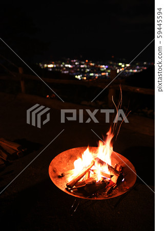 在戶外營地的篝火夜景 在戶外營地的篝火夜景 59445594