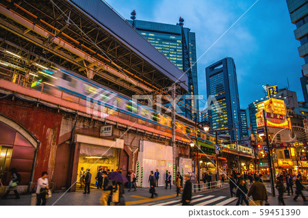 日本的東京都市風景我們看新橋站（Kashimoriguchi）和新橋西出口街 59451390