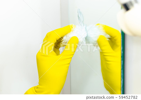 沐浴清潔包裹和牙膏如何去除鏡子上的水 沐浴清潔包裹和牙膏如何去除鏡子上的水 59452782