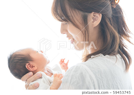 Newborn (0 years and 0 months) and mother 59453745