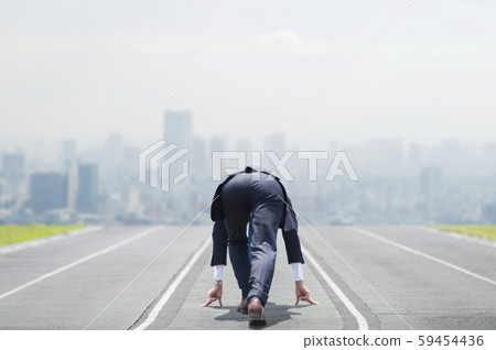 試圖開始走向一群建築物的商人 59454436