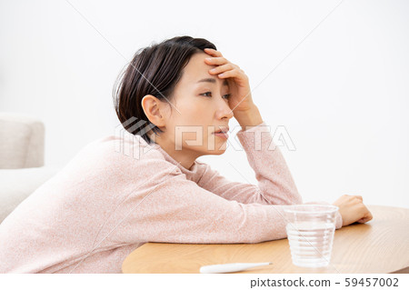 A woman with poor health 59457002