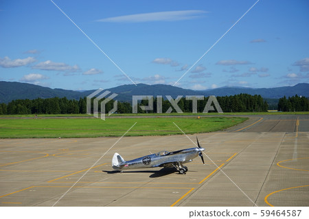 藍藍的天空中的地區機場 59464587