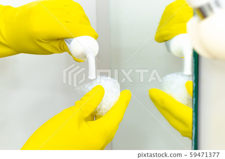 Bath cleaning Wrap and toothpaste How to remove water from the mirror 59471377