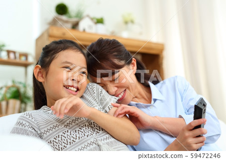 Image of parents and children watching TV 59472246