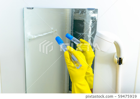 浴室清潔用膠水塗上浴室鏡 浴室清潔用膠水塗上浴室鏡 59475919