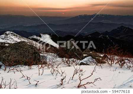 金峰山的日落和八岳和山的景色。 金峰山的日落和八岳和山的景色。 59477618