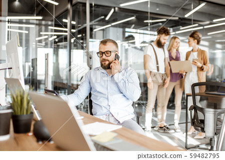 Senior manager with emplyees in the office 59482795