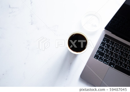 喝咖啡時在筆記本電腦上工作。業務或工作。在家工作,遠程工作和輔助工作。 喝咖啡時在筆記本電腦上工作。業務或工作。在家工作,遠程工作和輔助工作。 59487045