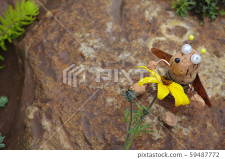 handmade bee flower stone background  59487772