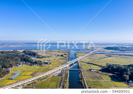 A bird's-eye view of the Narita Airport Line and National Highway 464 crossing Inba-numa in Chiba Prefecture 59489501