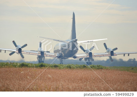 起飛前的螺旋槳飛機 59499829