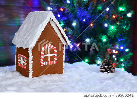 The hand-made eatable gingerbread house, snow 59500241