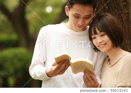 Reading couple 59513141