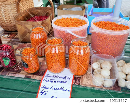 在裡加中央市場出售的拉脫維亞口味的橙色沙棘（沙棘） 59515537