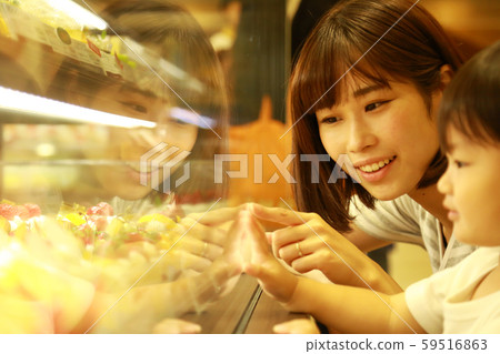 Parent and child choosing a cake 59516863