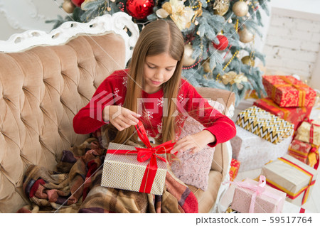 Making a bow out of ribbon. Happy child celebrate 59517764