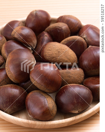 Raw chestnuts Raw chestnuts 59518257