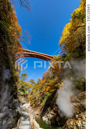 Looking up at the autumnal 14 bridge in Xianan Looking up at the autumnal 14 bridge in Xianan 59518943