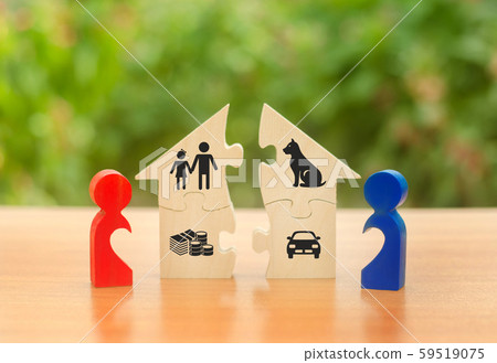 Husband and wife figurines figures divide the house among themselves. Execution of the posthumous will. Disputes over division process of real estate and property. Divorce concept. Copy space 59519075