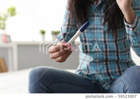 Person with pregnancy test 59523007