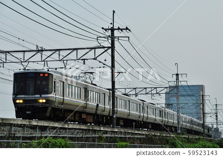 在東海道本線,牟古町和長岡京站之間運行的新型高速火車(223系列) 在東海道本線,牟古町和長岡京站之間運行的新型高速火車(223系列) 59523143