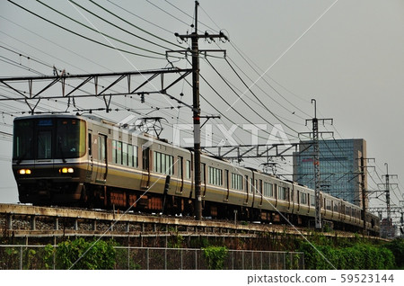 在東海道本線,牟古町和長岡京站之間運行的新型高速火車(223系列) 在東海道本線,牟古町和長岡京站之間運行的新型高速火車(223系列) 59523144
