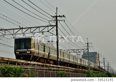 在東海道本線,牟古町和長岡京站之間運行的新型高速火車(223系列) 在東海道本線,牟古町和長岡京站之間運行的新型高速火車(223系列) 59523145