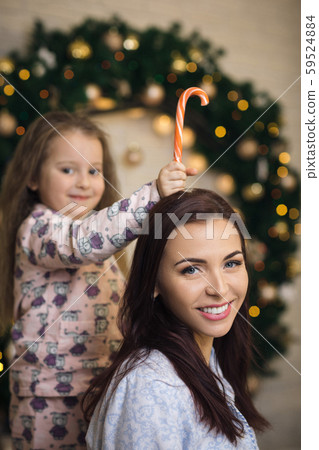 happy mother with her little child daughter playing 59524884
