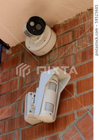 Anti-theft system with alarm and video. 59525685