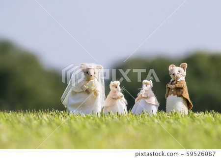 Family of 4 Mouse family Family image Mouse doll Picnic Image material 59526087