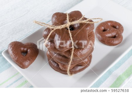 traditional german christmas chocolate gingerbread lebkuchen on the plate traditional german christmas chocolate gingerbread lebkuchen on the plate 59527638