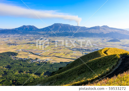Daikanmine's autumn scenery and grass foliage [Aso City, Kumamoto Prefecture] 59533272