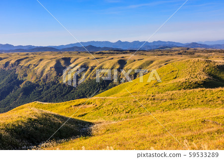 Daikanmine's autumn scenery and grass foliage [Aso City, Kumamoto Prefecture] 59533289