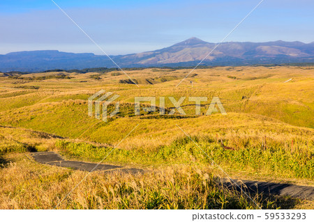 Daikanmine's autumn scenery and grass foliage [Aso City, Kumamoto Prefecture] 59533293