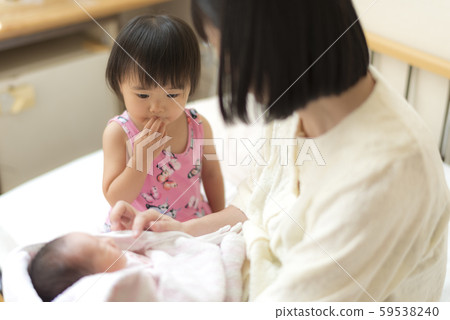 家庭盯著嬰兒 59538240