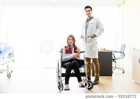Asian Young man doctor of checking splint the arm 59538772