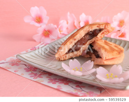 Dorayaki (Japanese traditional sweets with seasonal cherry blossoms) 59539329