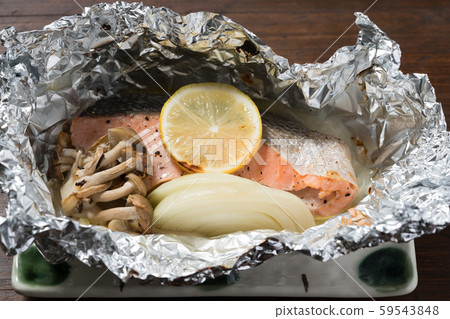 Grilled salmon with foil 59543848