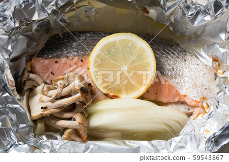 Grilled salmon with foil 59543867