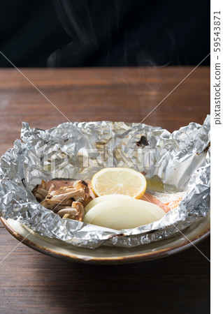 Grilled salmon with foil 59543871