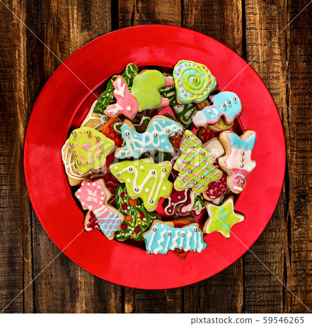 Christmas gingerbread cookies on red Xmas plate 59546265