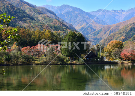 秋天的落葉和山脈反映在池塘里 秋天的落葉和山脈反映在池塘里 59548191