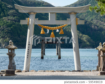 對馬十月,通往淺谷灣海的渡邊神社鳥居 對馬十月,通往淺谷灣海的渡邊神社鳥居 59549019