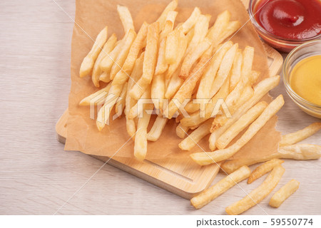 薯條 砧板 wooden head background 茄醬黃芥趥膬 French fries fried potatoes 薯條 砧板 wooden head background 茄醬黃芥趥膬 French fries fried potatoes 59550774