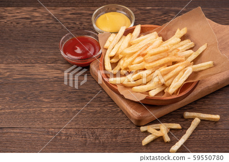 薯條砧板木頭背景茄醬黃芥趥膬法式炸薯條炸土豆 59550780