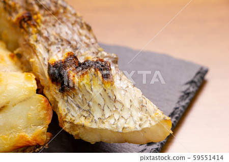 Grilled salmon with salt. 59551414