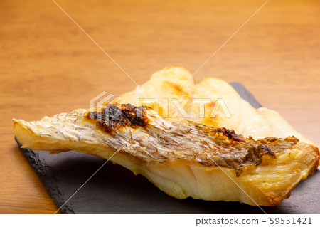 Grilled salmon with salt. 59551421
